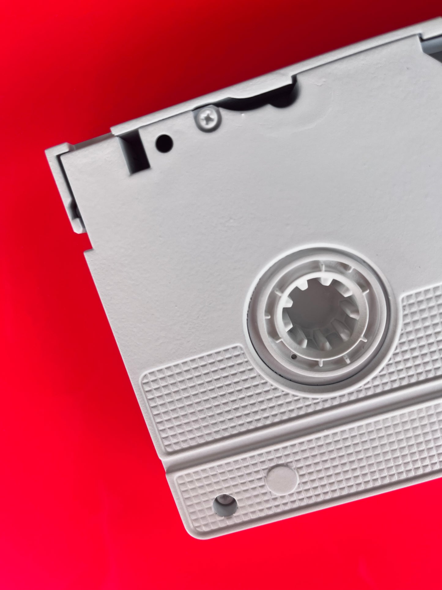 Detailaufnahme der VHS-Kassette, eingefasst in Neon pinkes Kunstharz