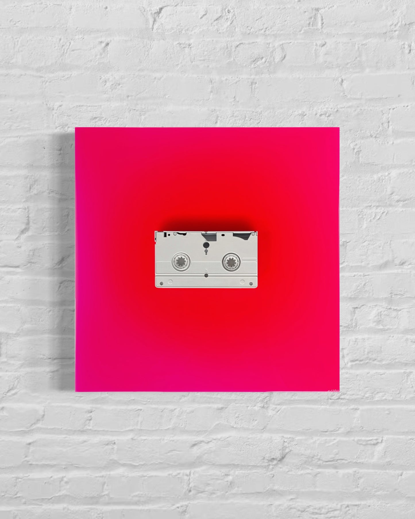 Neon pinkes Kunstwerk aus Kunstharz und VHS-Kassette in minimalistischer Holzrahmung