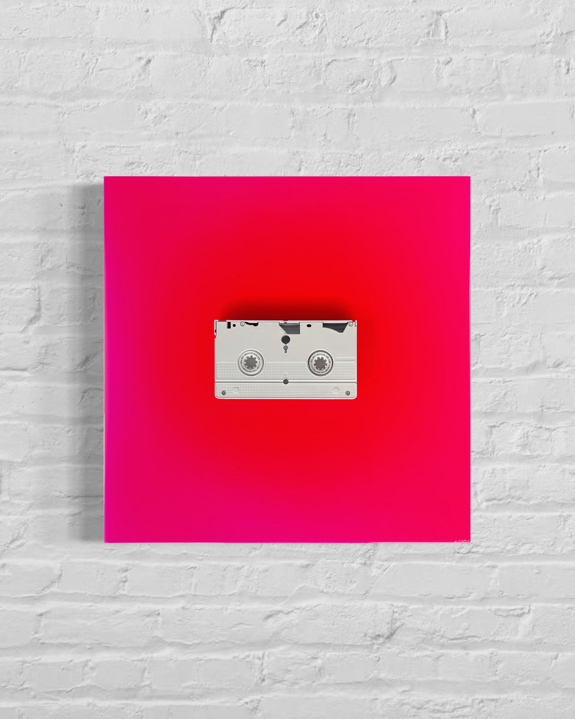 Neon pinkes Kunstwerk aus Kunstharz und VHS-Kassette in minimalistischer Holzrahmung